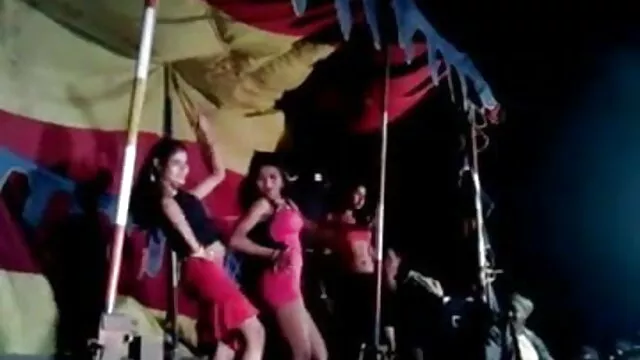 Tinka سیاہ فام لانے کے لئے اس کی گرل فلم سکس تر کی فرینڈ ان کے والد کے گھر