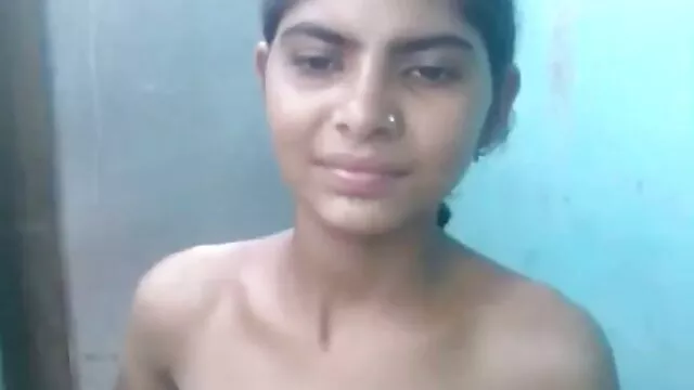 Brunette انگلیاں ترکی سکی clit کے بعد سٹرپٹیز