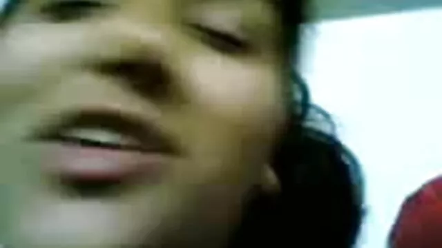 Pissing اور dildo کے ساتھ کھیلنے کے نوجوان عورت کی طرف فیلم سیکسی ترکی سے