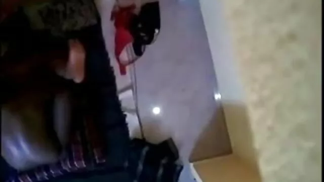 سنہرے بالوں والی سکسی ترکی تسکین کے ایک آدمی