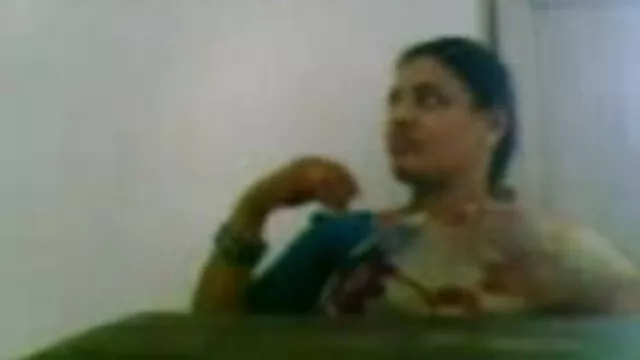 گاڑی کے ساتھ سوتا ہے اس کے سکسی ترکی سوتیلے باپ چپکے سے اس کی ماں