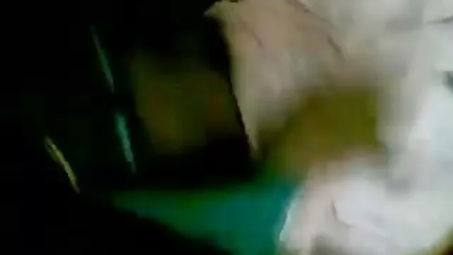 لڑکی مشت زنی کے ساتھ ایک سیاہ چکن اور ایک سیاہ فام آدمی کے سگسی ترکی دکھایا