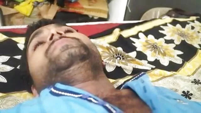 سنہرے بالوں والی کے ساتھ زبان چھیدنے کے مشت زنی باورچی فیلمسوپر ترکی خانے کے میز پر